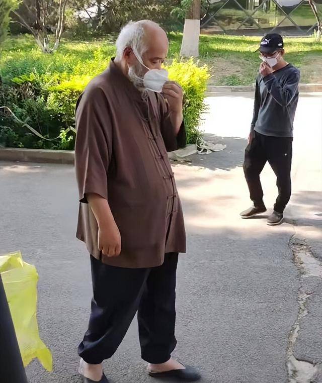 67岁李琦近况曝光穿破洞衣服做核酸检测全程听指挥配合工作