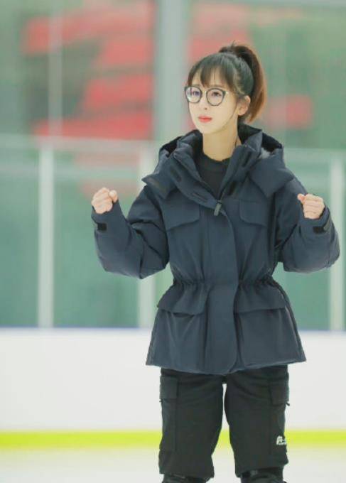 原创杨紫学速滑花絮照曝光戴眼镜扎高马尾似大学生小表情更是萌翻