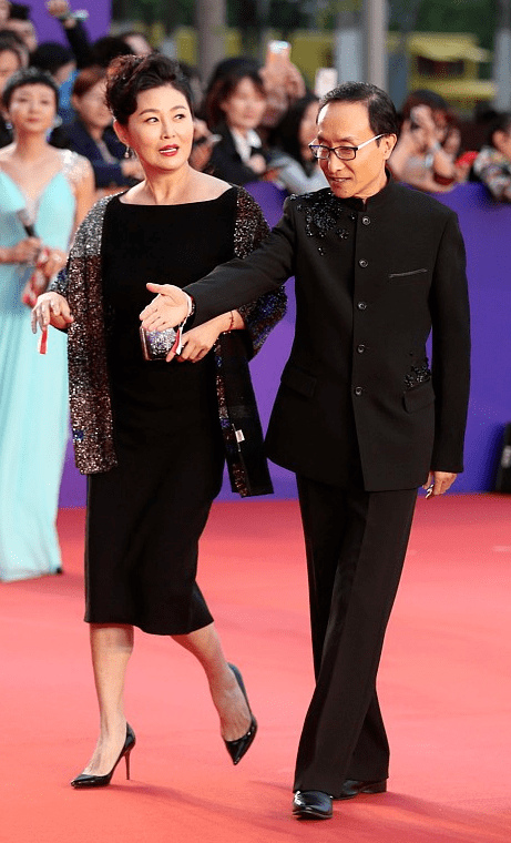 49岁穿得花枝招展,难怪朱时茂笑得合不拢嘴_造型_身材_女性