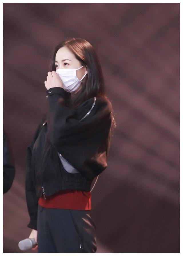 原创韩雪戴口罩录制节目穿短款外套配修身长裤双腿修长笔直太抢镜