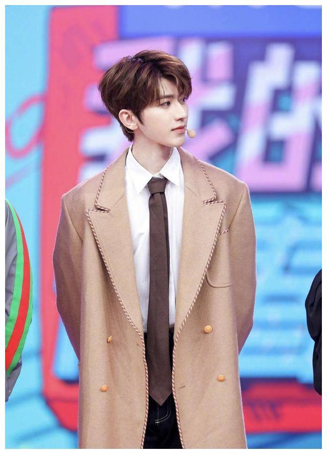 导师蔡徐坤的穿搭魅力,既能驾驭大牌的质感,也能玩弄潮流的炫酷_哥哥