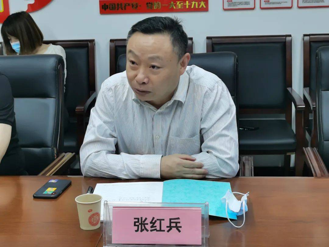 座谈结束后,我院副院长张红兵,眼库主任银勇,老年心内科病区副主任