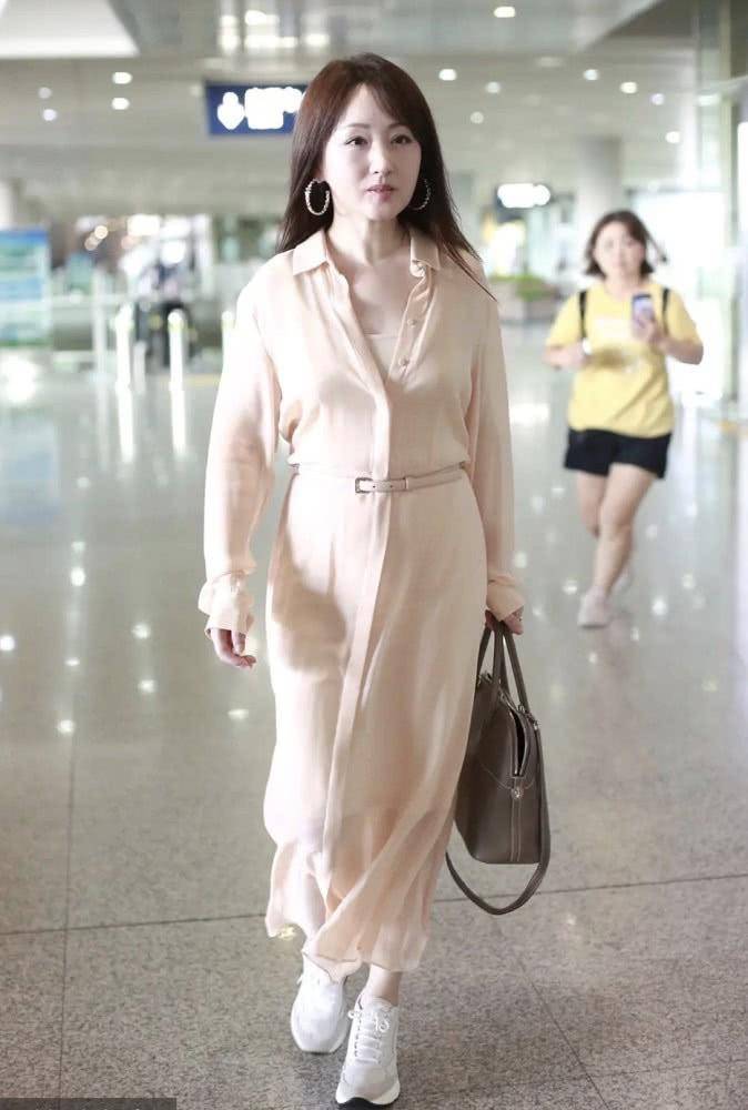杨钰莹51岁还伪装少女穿百褶裙却只敢踩运动鞋不得不承认老