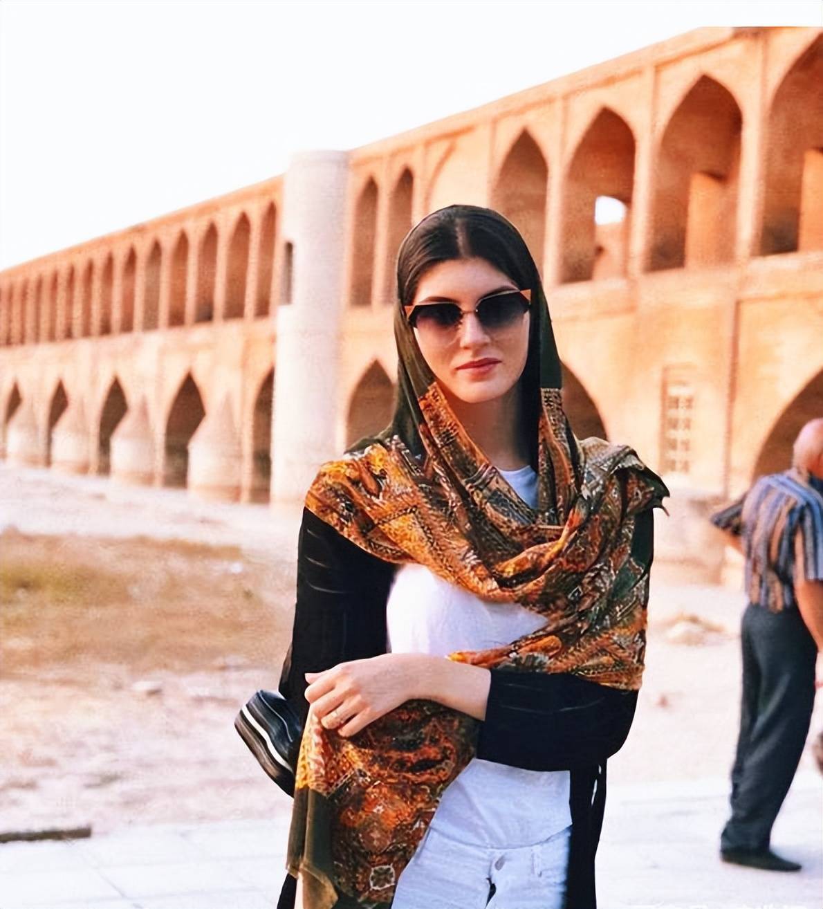 原创黑头巾大长袍看了伊朗女人的街拍原来头巾也可以美如彩虹