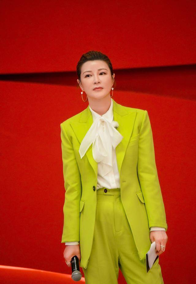 在上面的衣服,我们一直在讲杜华的黑色系造型,接下来,一起来看看杜华