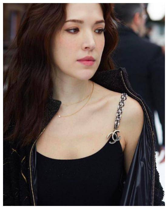 原创许玮甯原来这么大胆穿条背带就敢出门显得皮肤真白