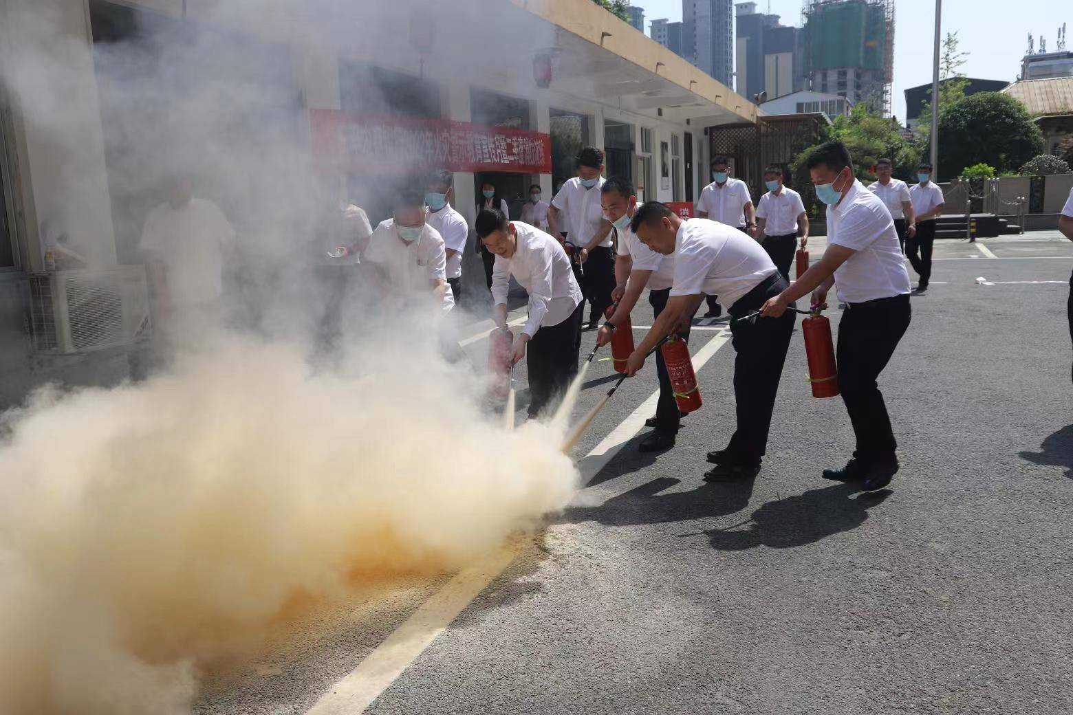 西平农商银行开展消防演练筑牢安全防