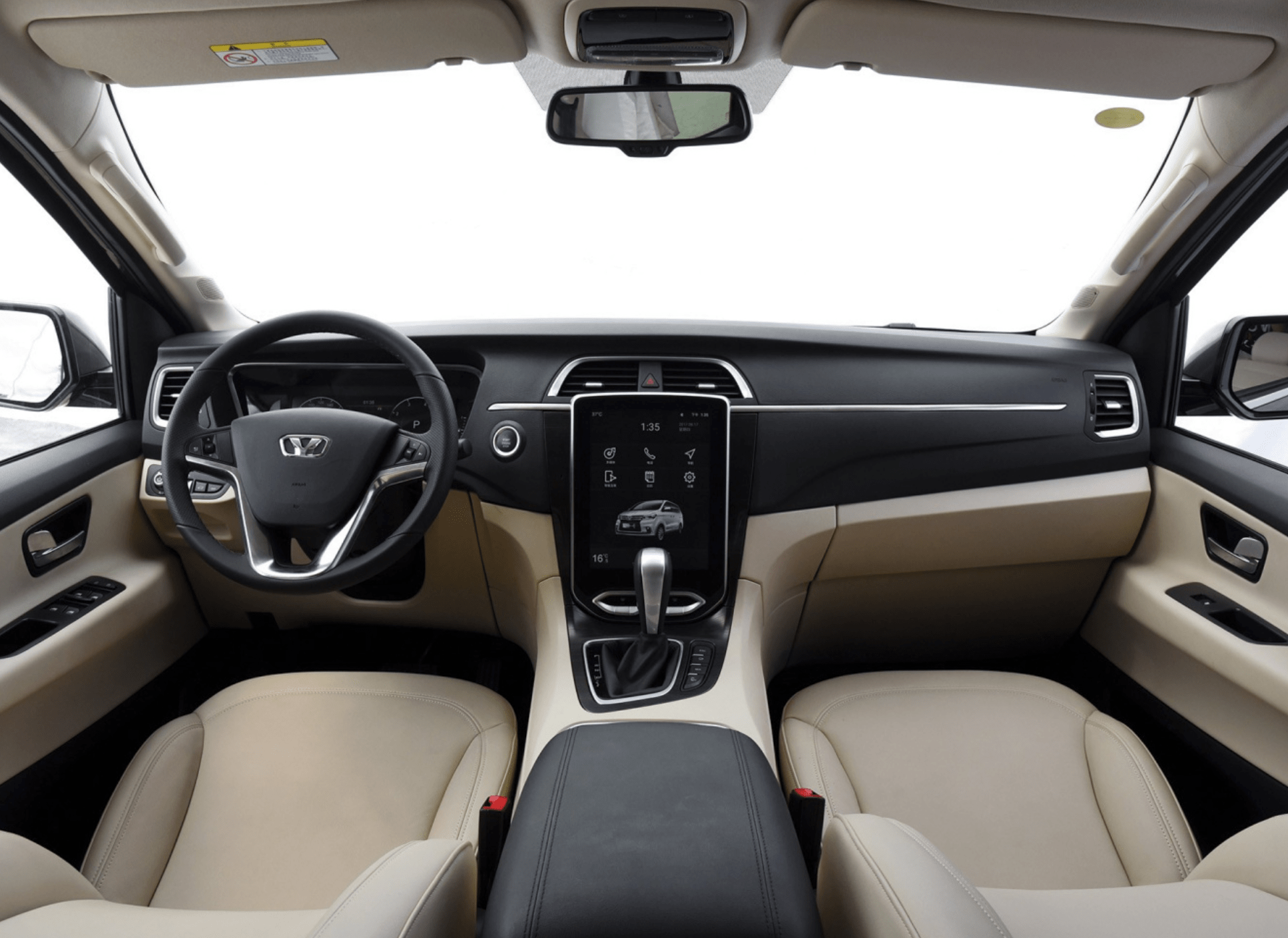 华颂7的内饰设计略偏简约,中控台采用搪塑材质,与外观一样配有银色