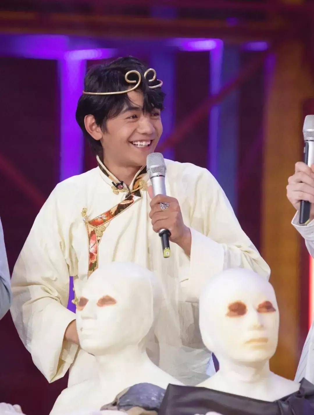 原创丁真晒在天天向上的照片笑得像个孩子