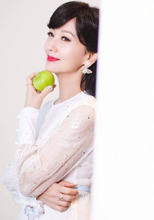原创             64岁赵雅芝把自己当少女，穿一袭白裙拍写真，像18岁