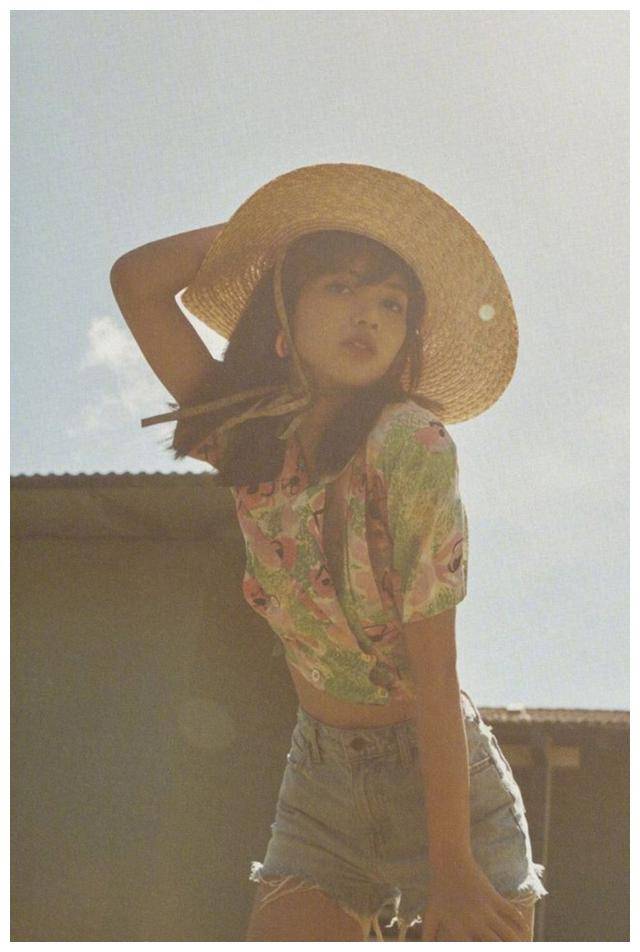 原创lisa夏威夷写真碎花吊带配双马尾少女感十足甜美笑容惹人爱