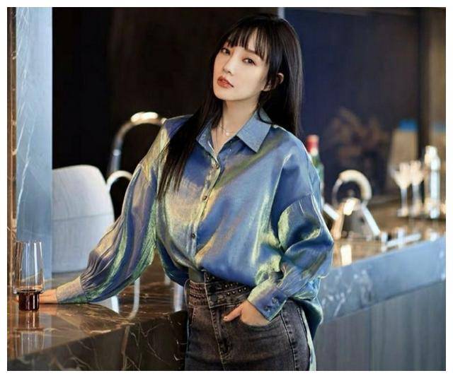 李小璐"衣品成谜",内衣外直接穿外套,"括号臀"着实吸睛_衬衫_格子