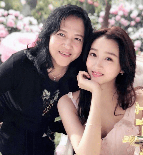 原创关晓彤父母违法她却在为男友鹿晗庆生