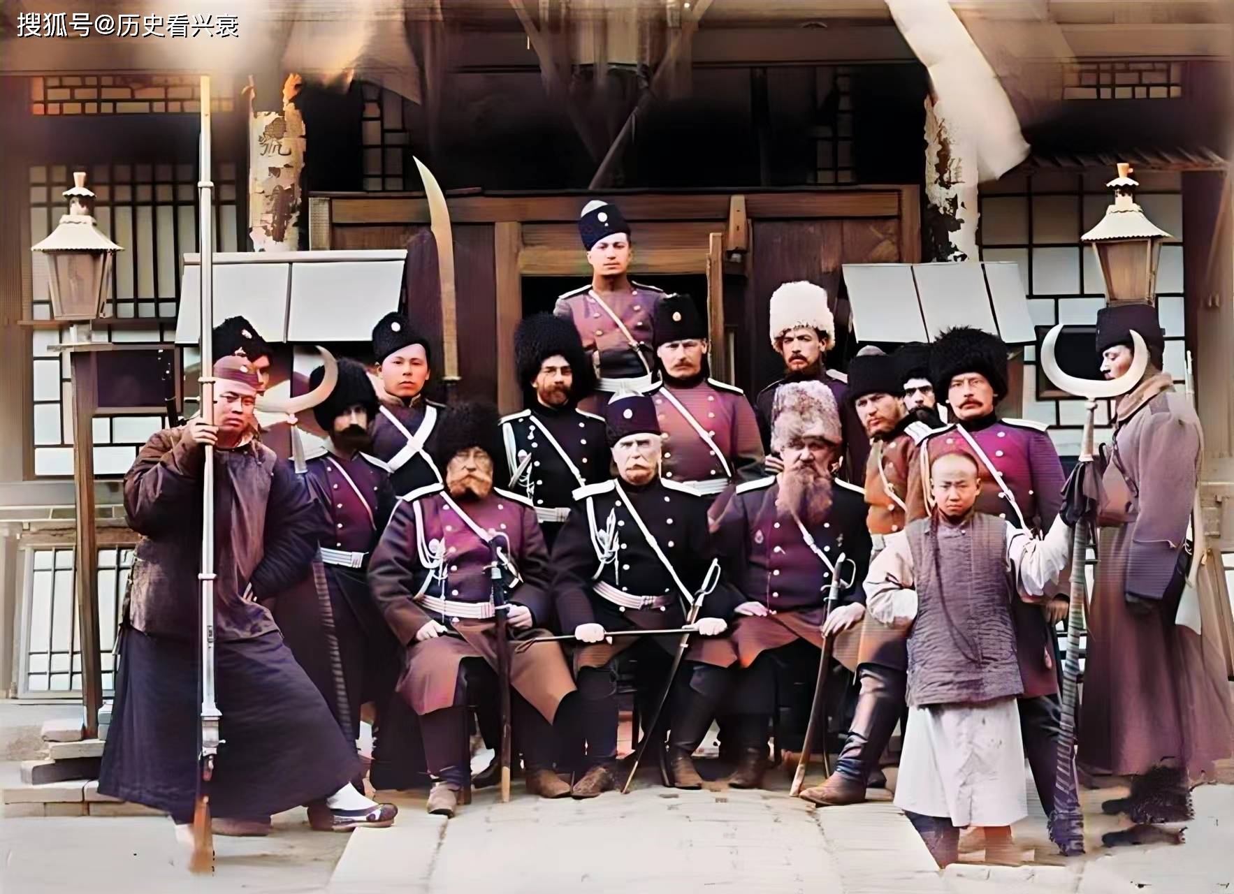 老照片:骑马赶路的清朝人,1900年入侵北京的俄国士兵