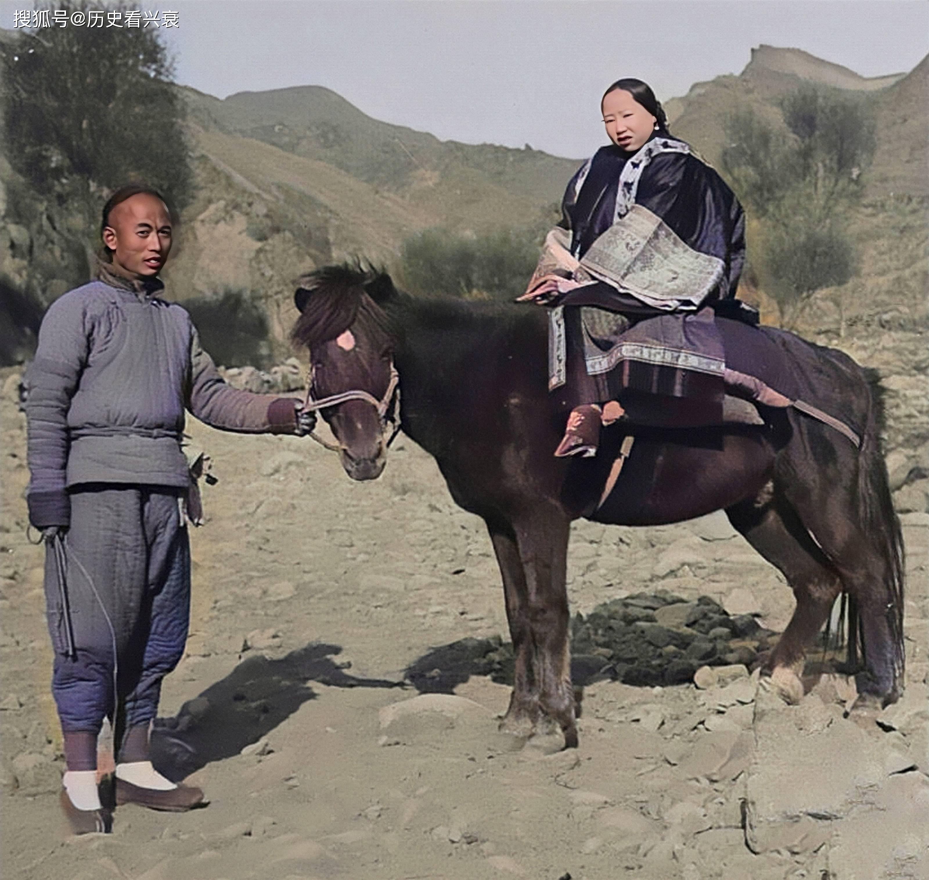 原创老照片骑马赶路的清朝人1900年入侵北京的俄国士兵