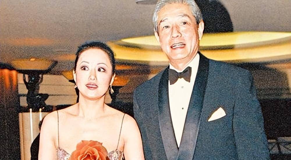 的还债压力,还被章小蕙的"买买买"败光了家底,就连他亡妻钟壁泽的墓碑