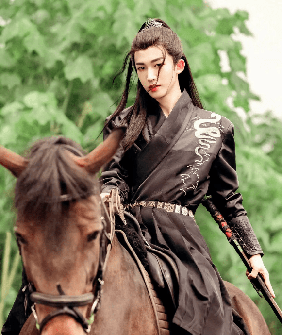 刘宇模仿魏无羡,古风劲装穿出惊艳感,谁知网友却评论更像薛洋_实力