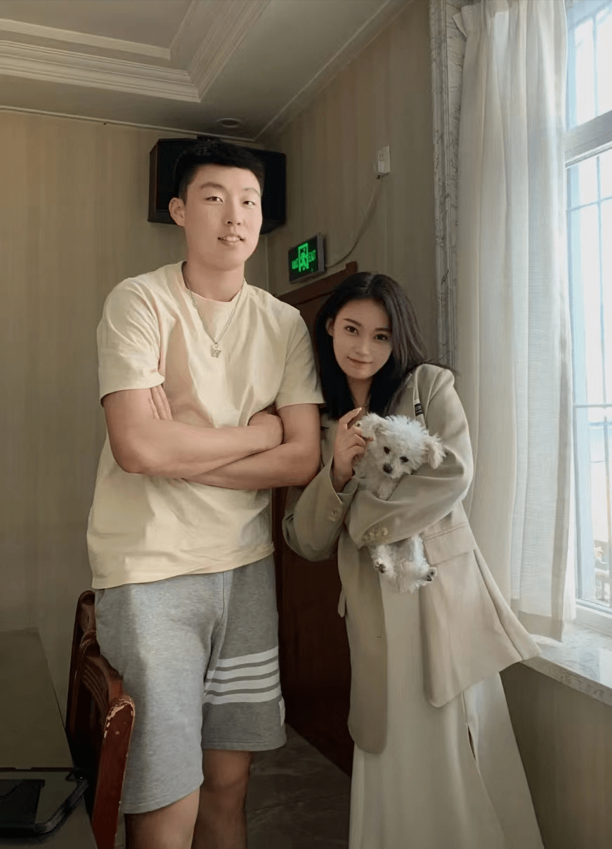 辽宁新星晒女友娇小可爱高颜值最萌身高差互动频繁很恩爱