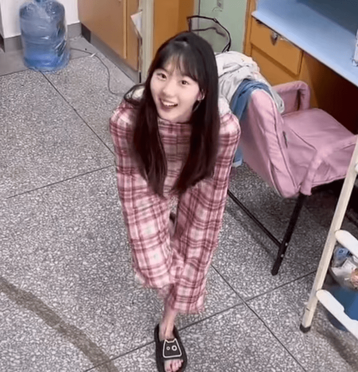 原创女大学生在宿舍搞怪称头以下全是腿网友你没事吧
