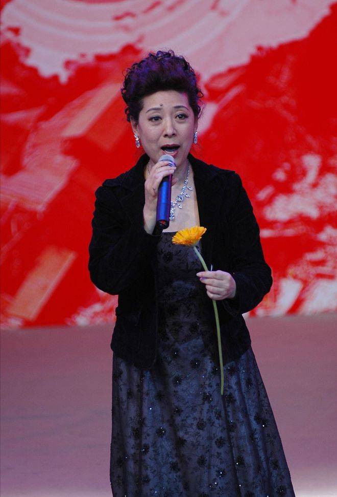 关牧村年龄大了但气质一点没老裙装配开衫优雅大气挺耐看的