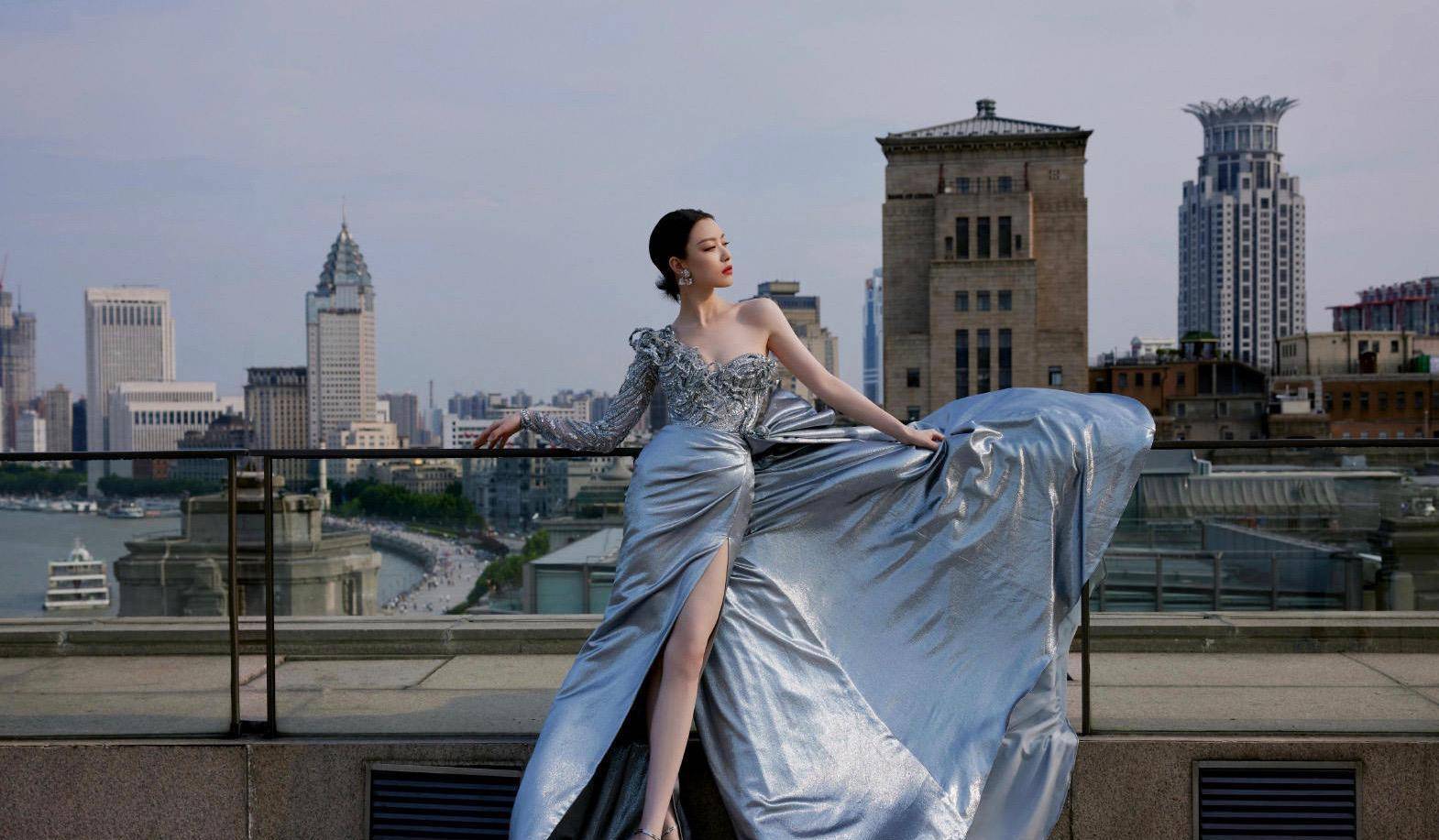 原创被倪妮的红毯造型惊艳到了银色斜肩礼服又美又飒气质美女