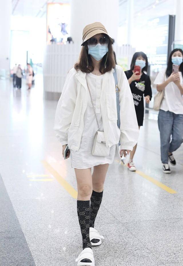 高露打扮清新减龄,穿白色短裙秀长腿,配中筒袜学生妹气息真浓烈_短裤