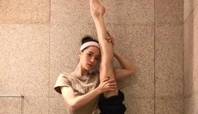 被冯小刚逼着光脚跳舞爆红后却火速退圈苗苗到底经历了什么