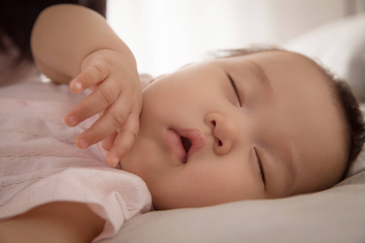 睡个觉满床滚 大声哭闹 崩溃的睡眠倒退期怎么破 宝宝 妈妈 模式