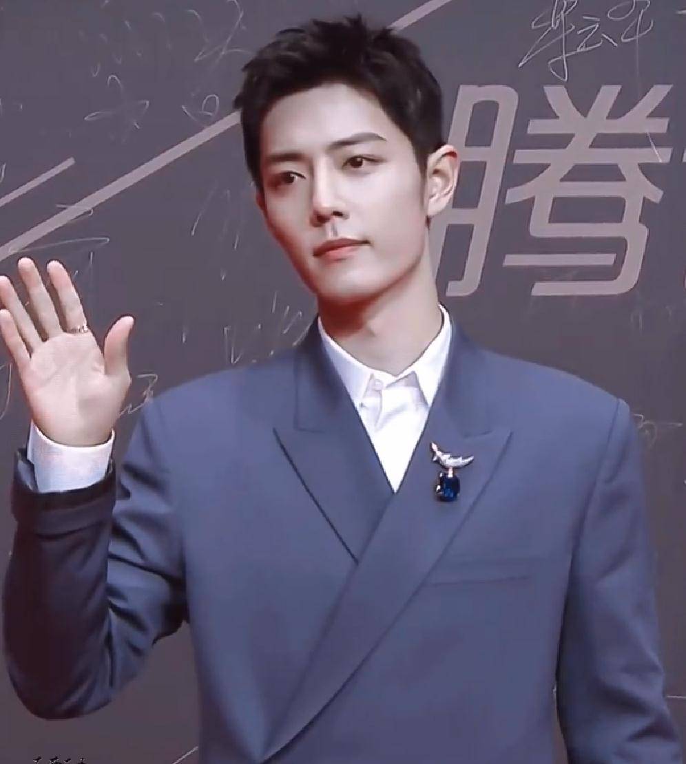 而今晚的肖战头发变长了,三七分的头发,额头左右两缕头发让他少了些许