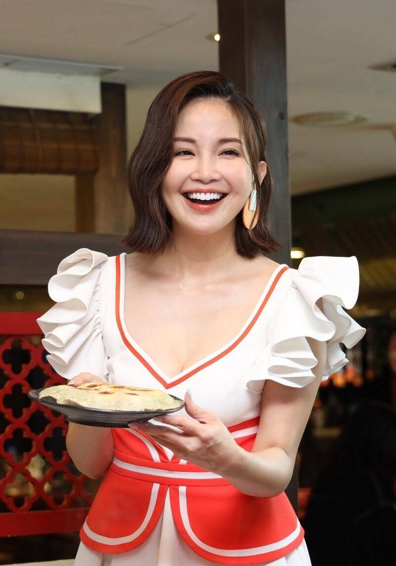 原创钟欣怡电商品牌联名新美味发布会超短裙装时尚利落