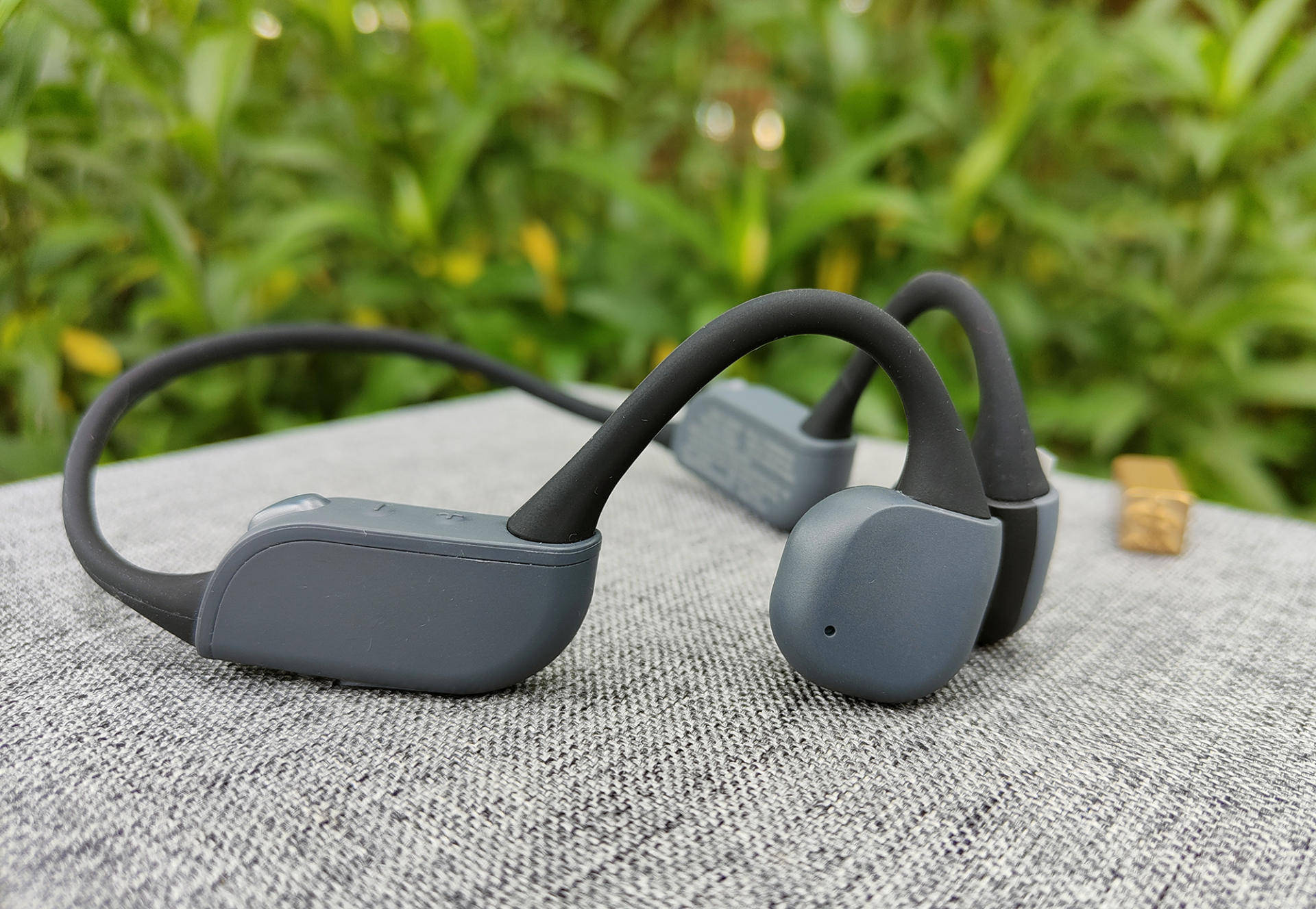 开放听音自带夜跑灯飞利浦a6606骨传导耳机体验为运动而生