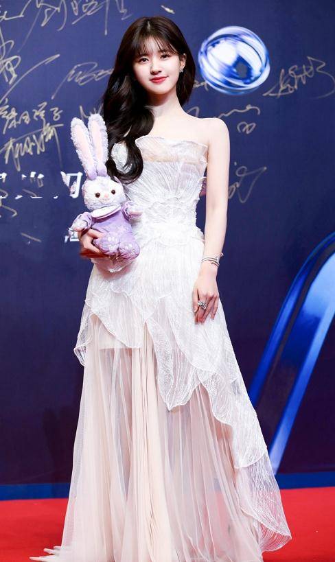 原创星动之夜红毯造型肖战大背头赵露思甜美小公主关晓彤穿对了