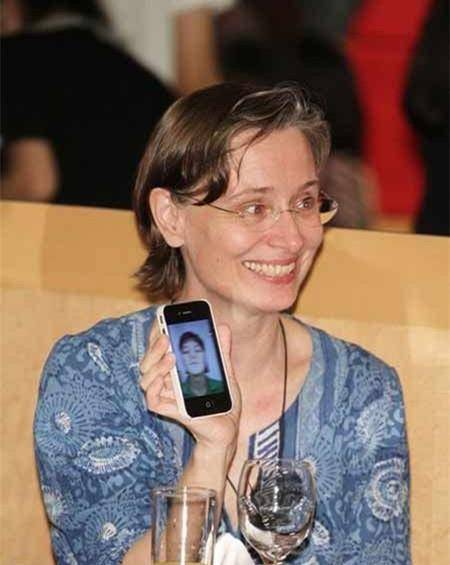 康粹兰变得越来越少言寡语,甚至一度患上了抑郁症.