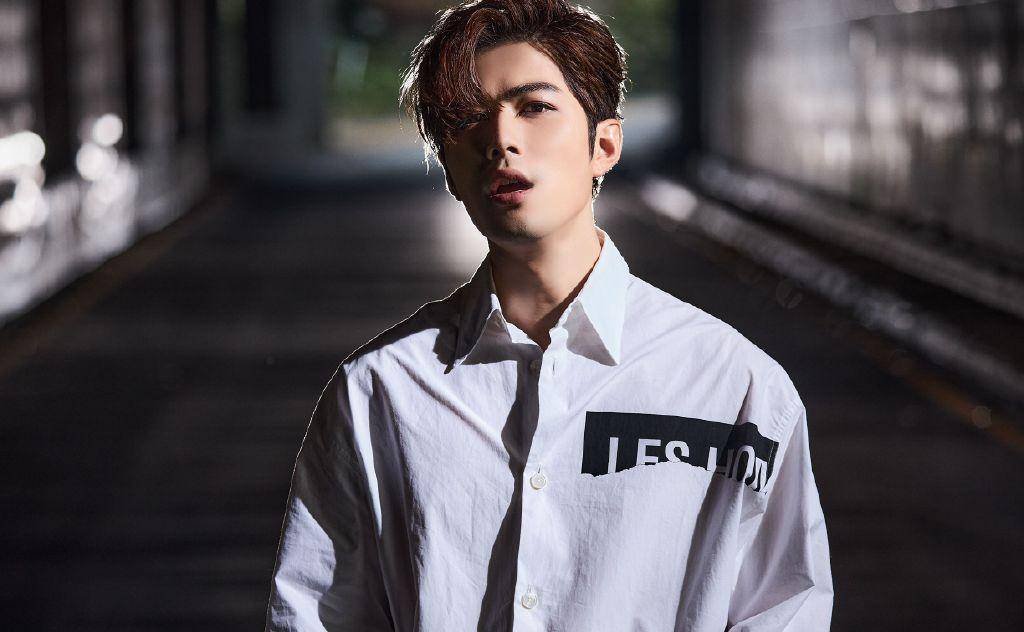 原创陈学冬帅气登杂志条纹衫造型清爽印花装造型get度假时尚