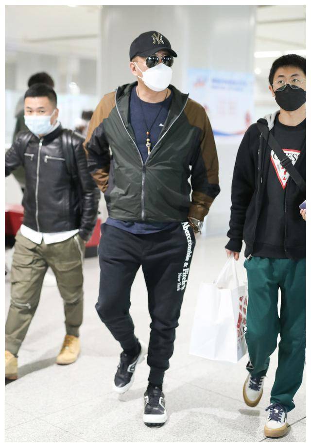 跟52岁胡军学学,让你秒变潮大叔_男性_组合_裤子