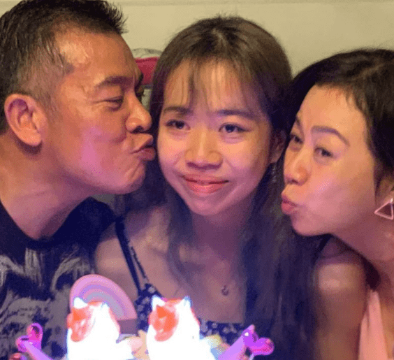 60岁吴毅将19周年结婚纪念日,与妻子餐厅过二人世界,钻戒太抢眼