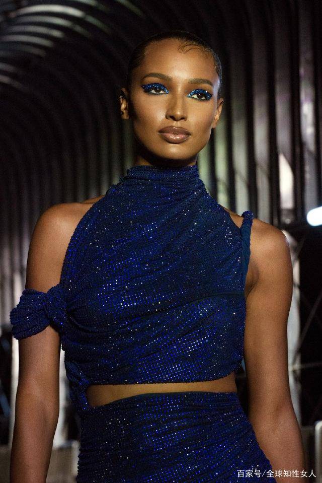 不愧是"最美的黑珍珠超模"之一,身材,气质,魅力融合得恰到好处.