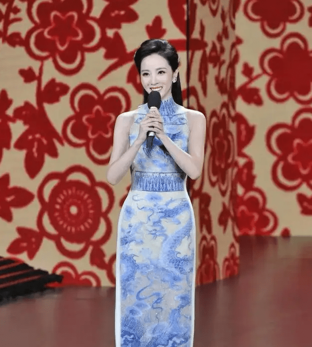 原创李思思十年主持9次春晚嫁初恋三年生两子她的背景是她自己