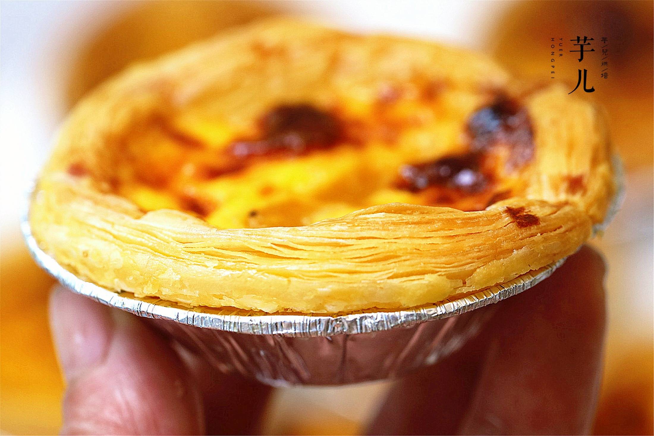 比起港式蛋挞的细嫩,葡式蛋挞的挞水因为加入了奶油,口感更香滑些