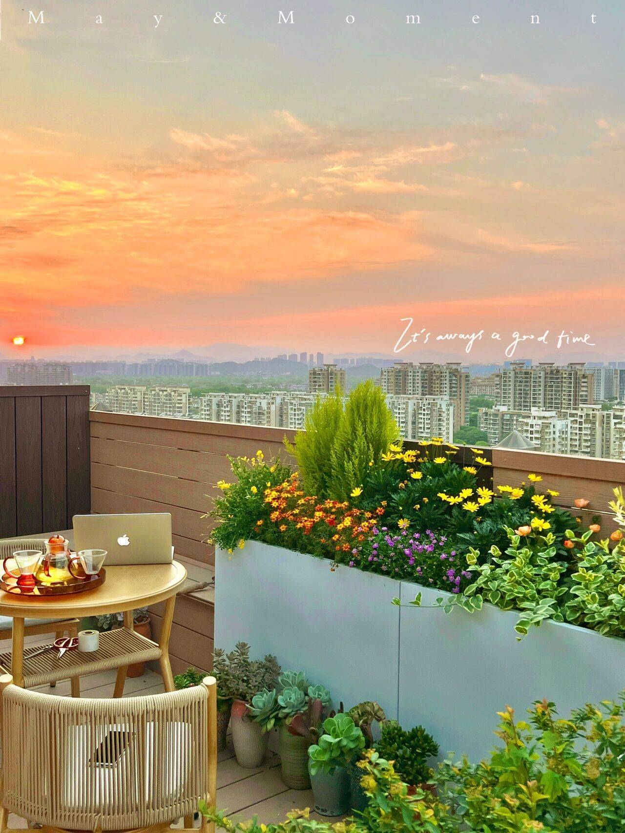 是在阳光明媚的日子美呆了看门外的风景你可以看到露台的门每天醒来