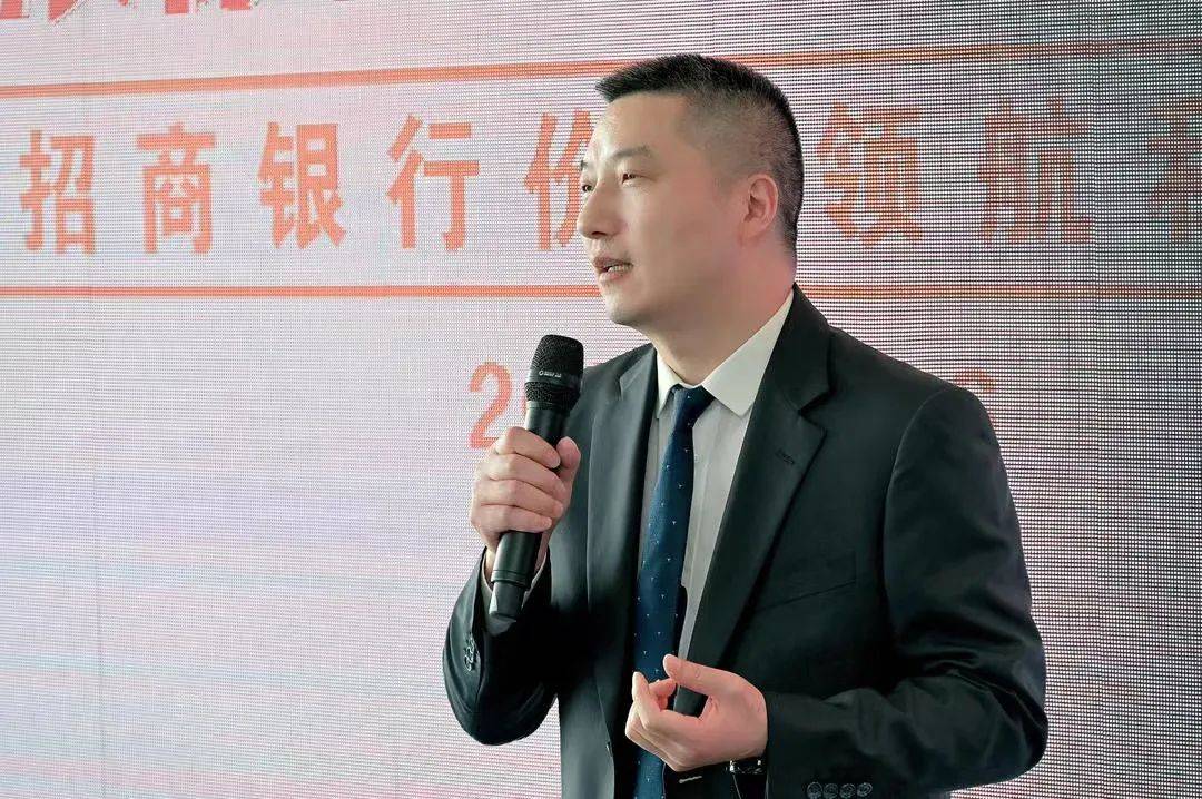 越秀商投武汉公司总经理喻建军致辞,越秀财富中心致力于打造优质办公