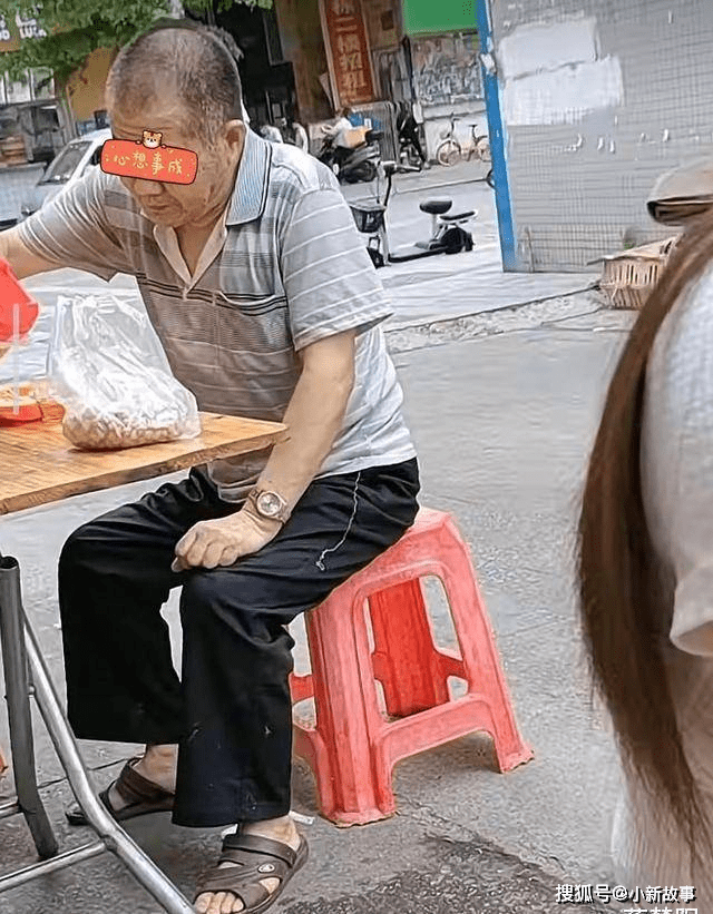 深圳一大爷穿拖鞋吃肠粉网友他手表值900万家有12栋楼收租