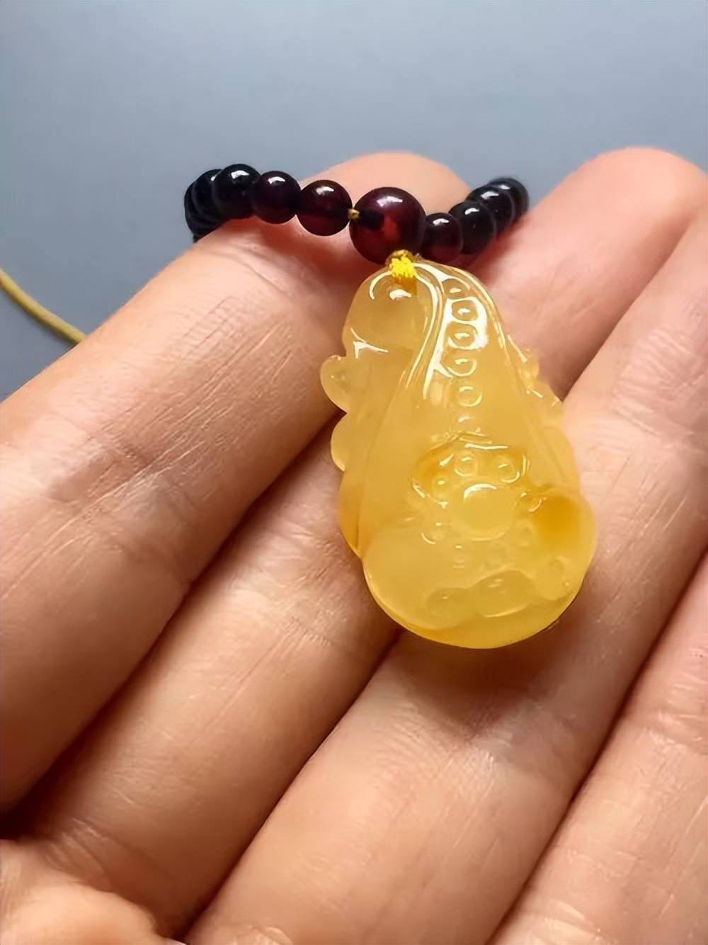 蜜蜡:半透明至不透明的琥珀:深圳琥珀博物馆_搜狐网 蜜蜡:半透明至不透明的琥珀:深圳琥珀博物馆_搜狐网