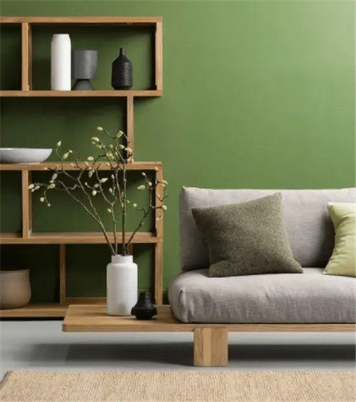 墙壁,窗帘,沙发,床上用品等等,可以多用绿色,或者与五行代表木的颜色