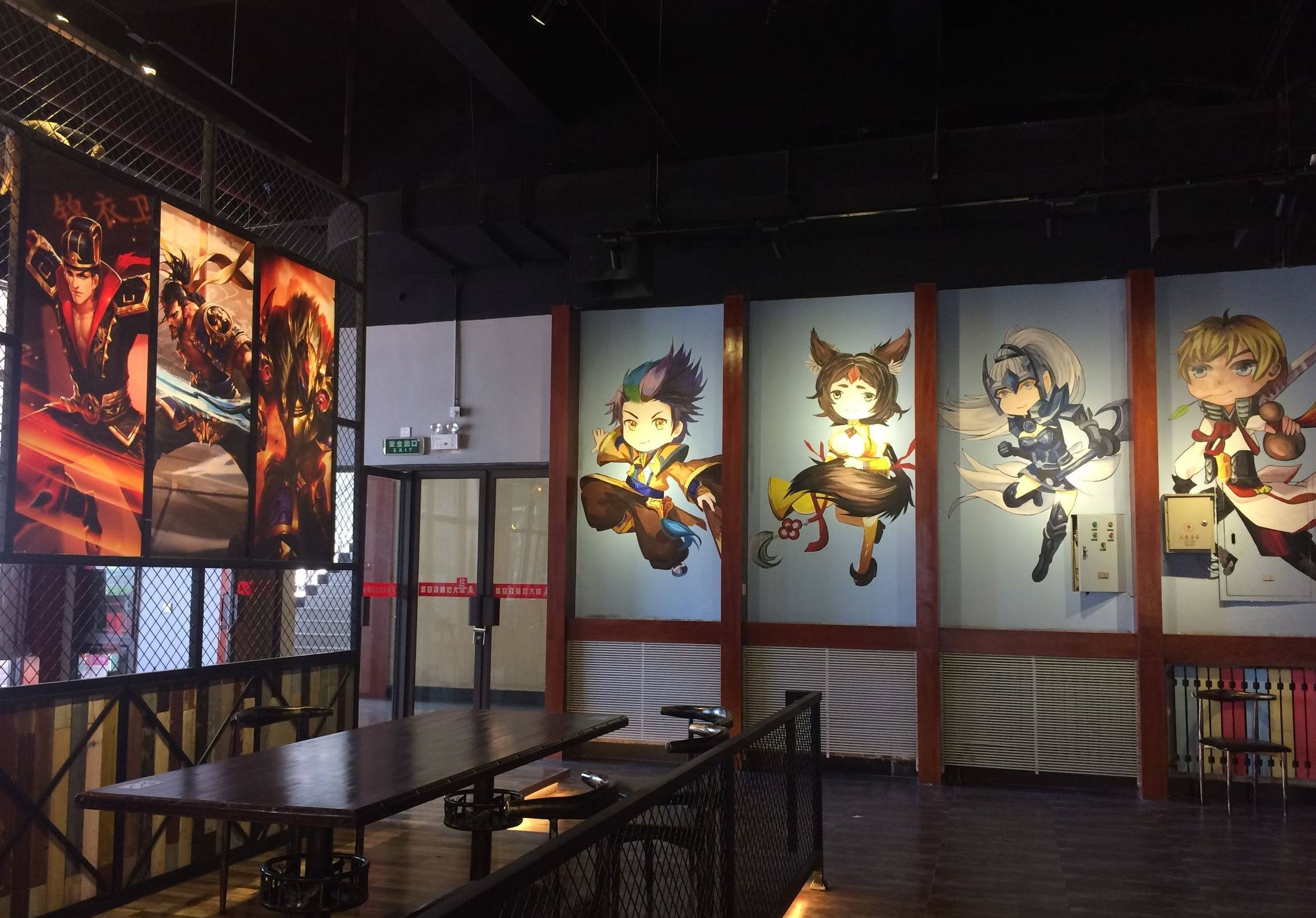 这就罢了,在西安,有一所高校的食堂做了一个主题餐厅,命名为"王者荣耀