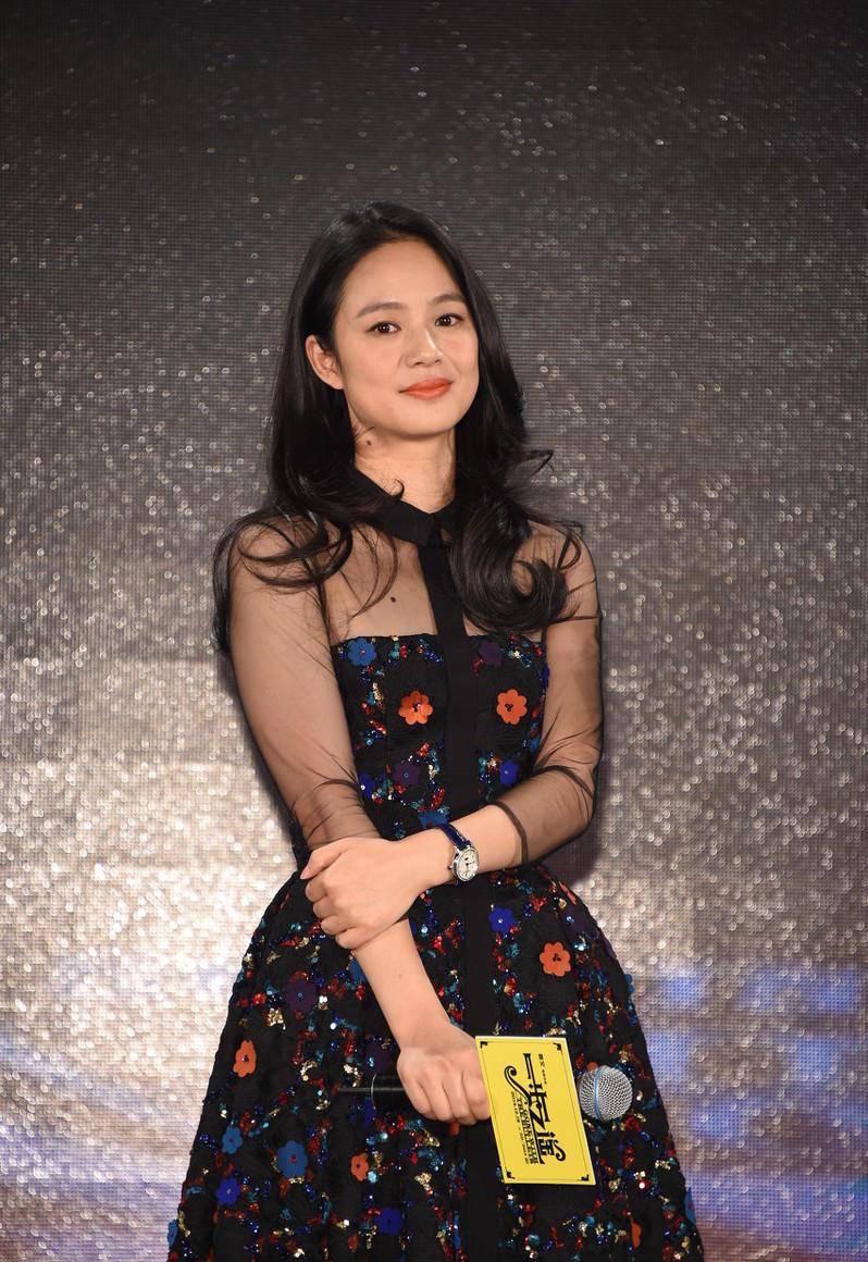 原创周韵不愧是姜文的老婆穿红色连衣裙走红毯气质和普通人不一样