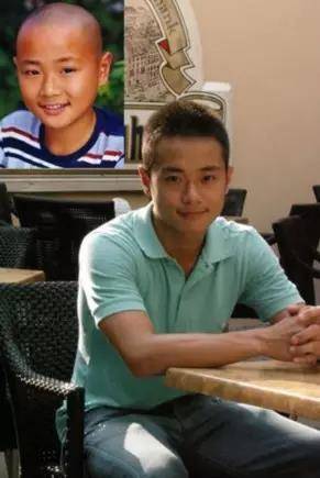 还以为他是《十岁大钦差》里的陈文娟,扎个小辫,却娶了个貌美如花的