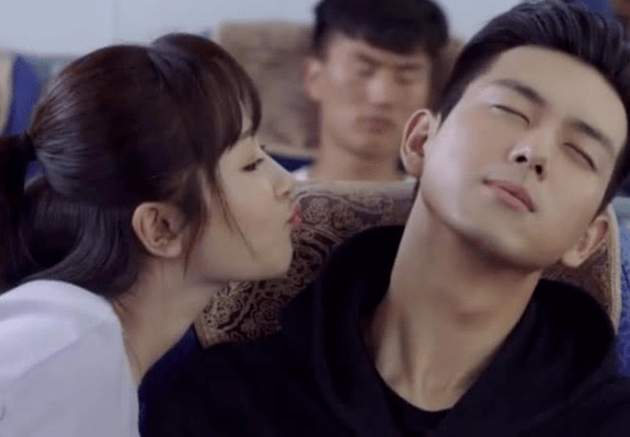 杨紫和李现拍吻戏为何只拍上半身,当镜头下移10cm,网友懵了