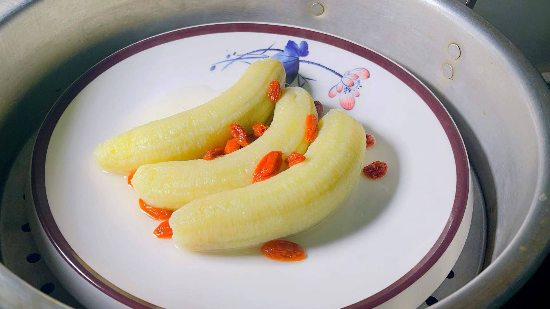 【蒸香蕉的做法】:首先将香蕉的外皮剥掉,然后将香蕉摆入到盘中,接着