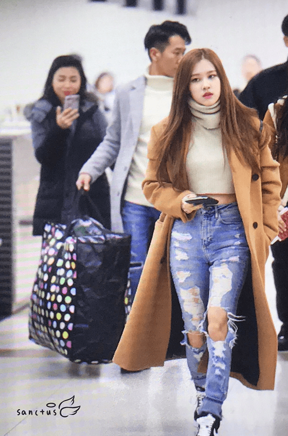 rosé朴彩英私服品味真是好卡其色大衣搭运动裤也这么好看